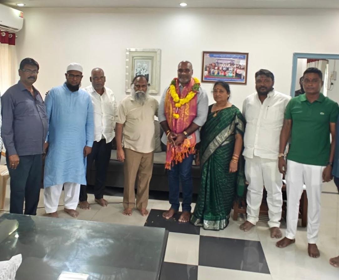 స్వచ్ఛ వాయు సర్వేక్షణ అవార్డుకు సంగారెడ్డి 31వ వార్డు ఎంపిక.. కౌన్సిలర్ సతీష్ రెడ్డిని సన్మానించిన జగ్గారెడ్డి, నిర్మల!
